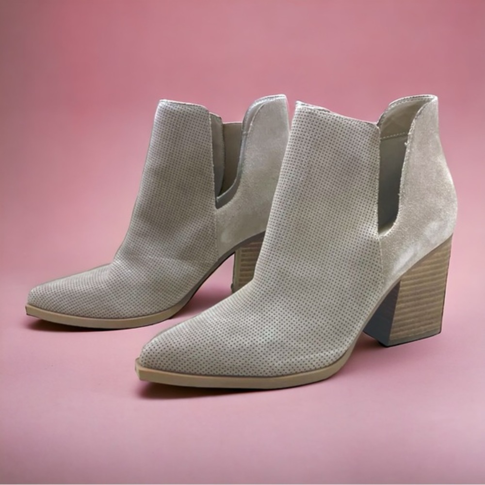 Marc Fisher Suede Ankle Booties Perforated V-Cutout Block Heel Tan - NEW IN BOX